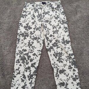 NYDJ Floral White with Gray Floral Print Women's pants - Size 6